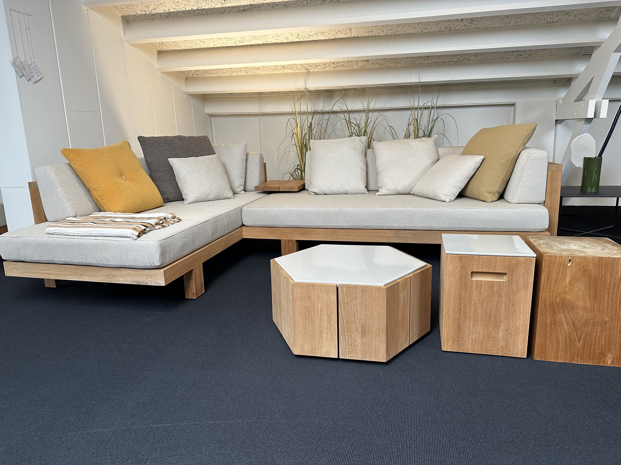 Tribu-hoekopstelling Pure Sofa teak met salon-en bijzettafels