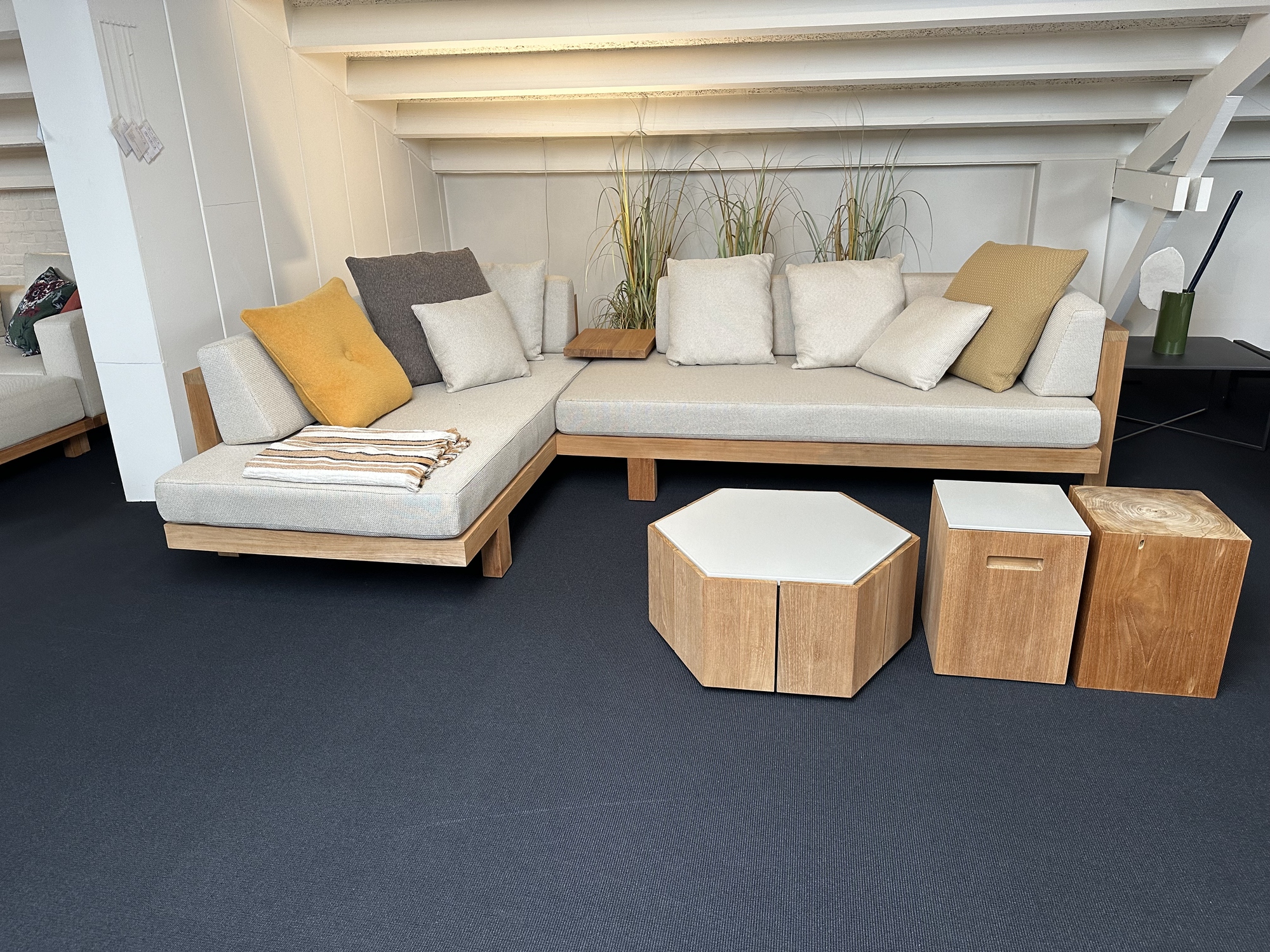 Tribu-hoekopstelling Pure Sofa teak met salon-en bijzettafels