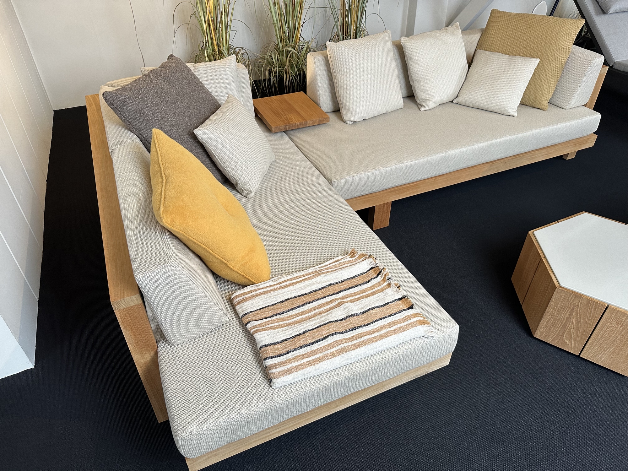 Tribu-hoekopstelling Pure Sofa teak met salon-en bijzettafels