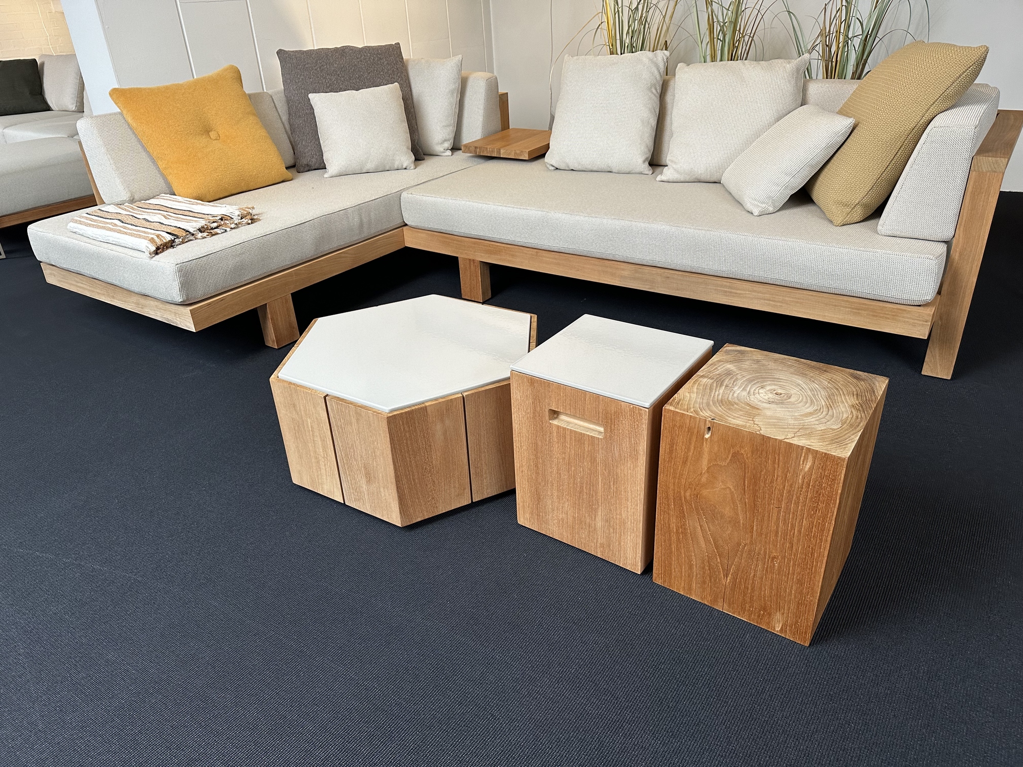 Tribu-hoekopstelling Pure Sofa teak met salon-en bijzettafels